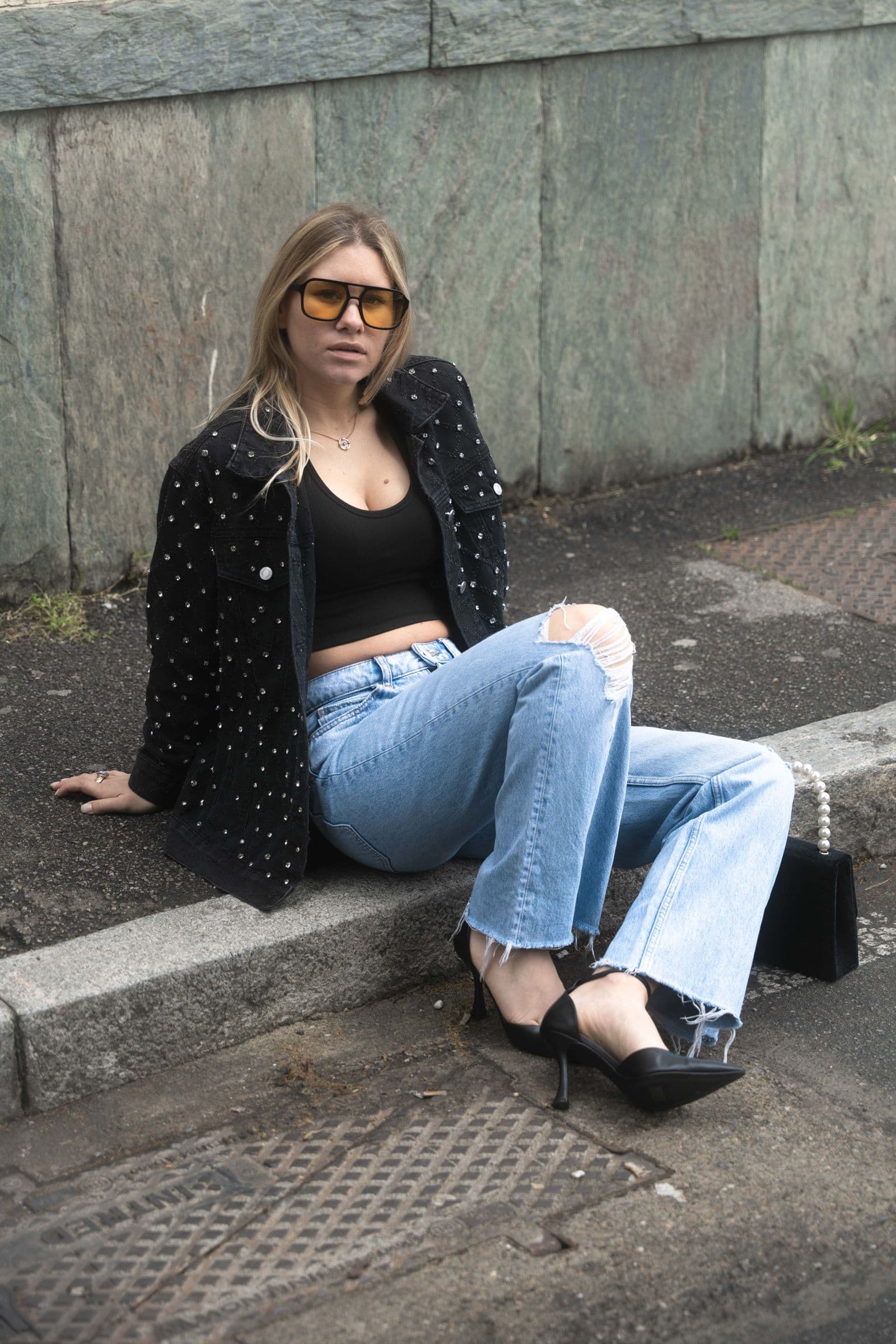 Woman in a relaxed city outfit and sunglasses